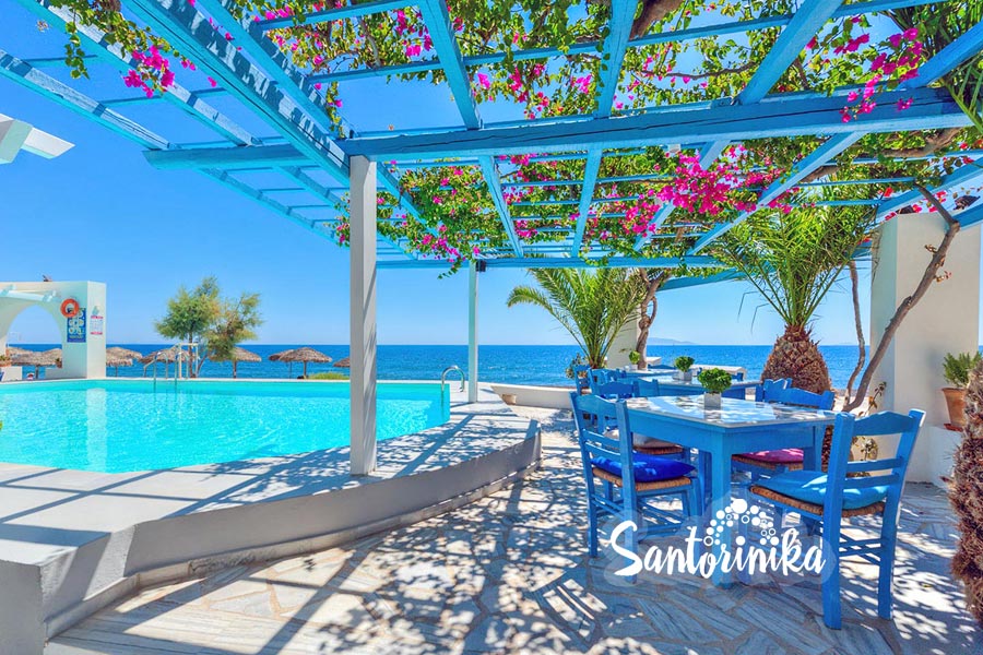 Hotels with a swimming pool in Santorini are rare: the beach hotel Sigalas in Kamari, Santorini, Greece