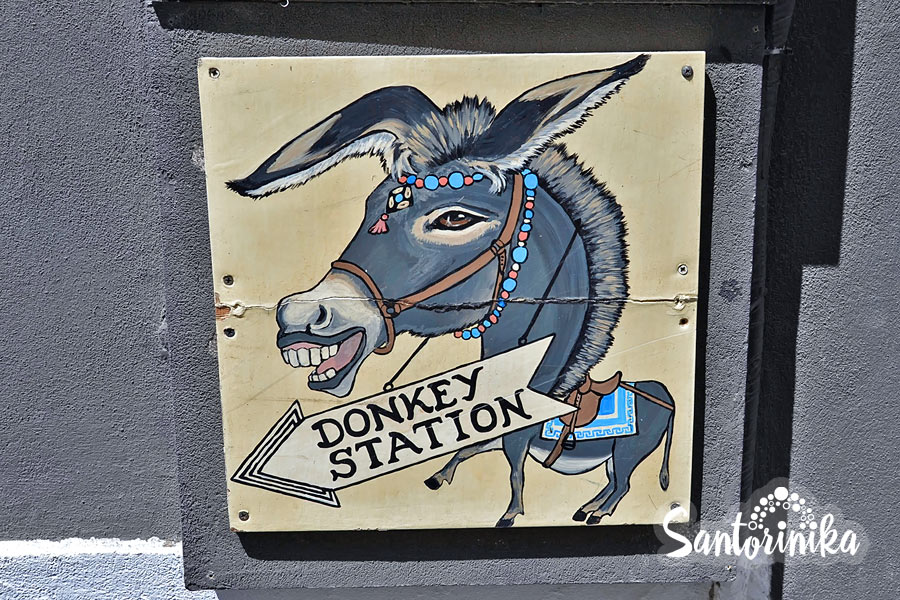 Signpost to the "donkey station": you can go down from Fira to the old port of Santorini on donkeys
