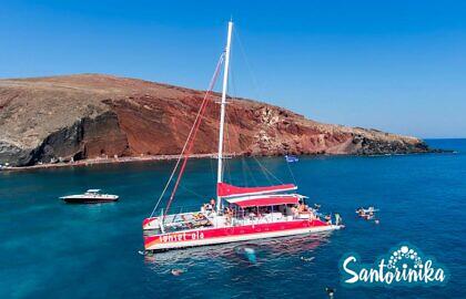 Морская прогулка на Красный пляж на катамаране Fountaine Pajot 80, Санторини, Греция